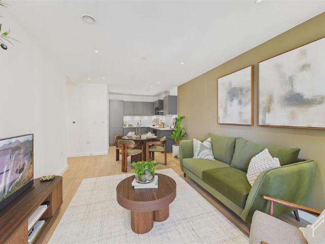 Manser House, Brentford | London TW8 2 bed apartment to rent £2,700 pcm £623 pw