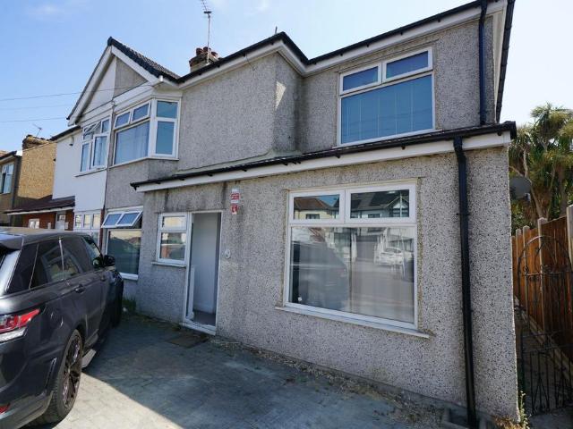 Manser Road, Rainham 5 bed semi detached house to rent £2,700 pcm £623 pw