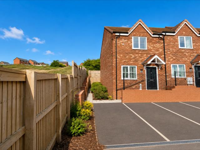 Mansfield NG18 2 bed end of terrace house to rent £930 pcm £215 pw