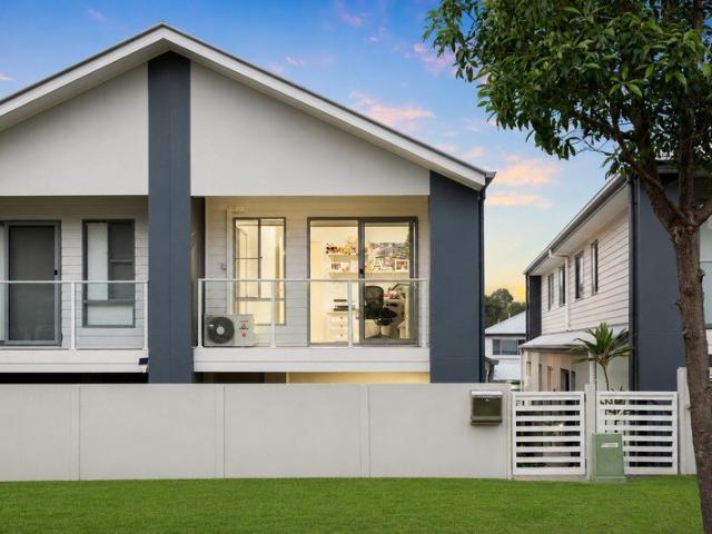 Mansfield SHS Catchment & Low Body Corporate! Contemporary Comfort Meets Resort Style Convenience!