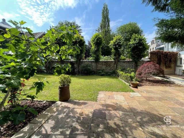 Mansion with 6 beds, 4 baths, garden, garage