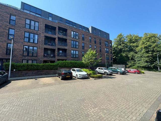 Mansionhouse Court, Glasgow, G41 2 bed flat to rent £1,700 pcm £392 pw