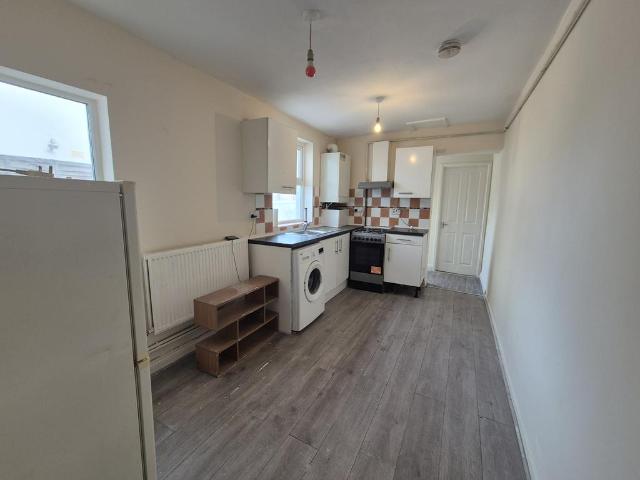 Mabel Road, Bedford MK42 2 bed flat to rent £1,250 pcm £288 pw