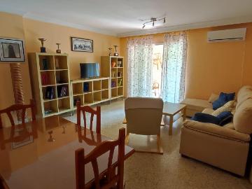 Macarena, junto Avda. Dtor. Fedriani. Excelente vivienda de 4 habitaciones se alquila. Exterior con balcón terraza