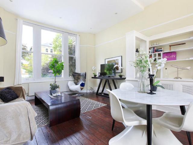 Macaulay Road, London SW4 1 bed flat to rent £2,700 pcm £623 pw