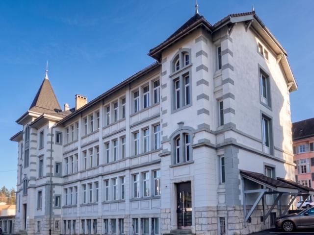 Machen Sie ein Angebot für dieses schöne gemischt genutzte Gebäude mit 14 Garagen und 18 Parkplätzen