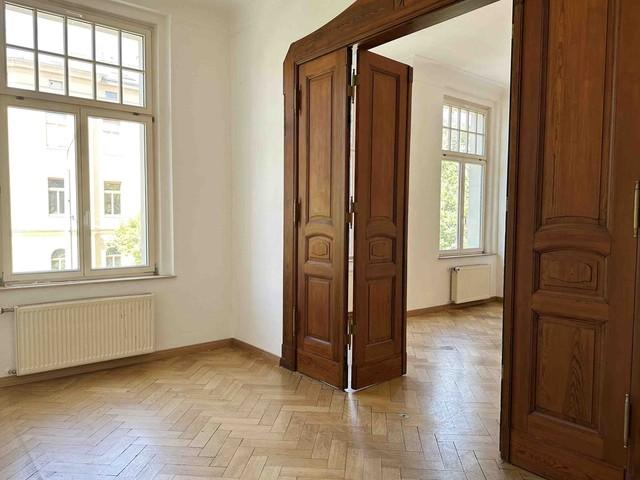 Macht was draus! Hier gibt es kaltmietfreie Zeit für Selbermacher! Eine 6 Raum Wohnung in guter Lage. Perfekt für WG´s.
