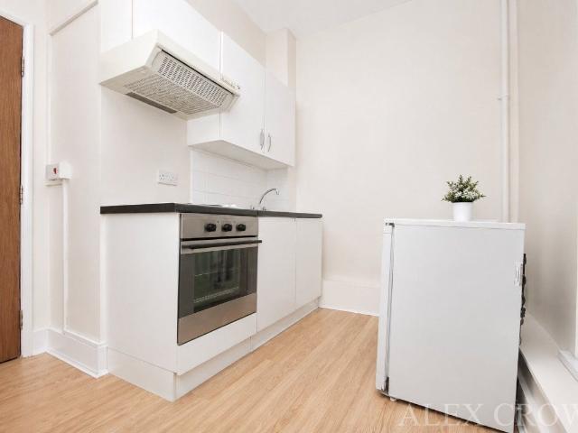 Mackenzie Road, Holloway N7, 2 bed flat to rent, £2,100 pcm | PrimeLocation