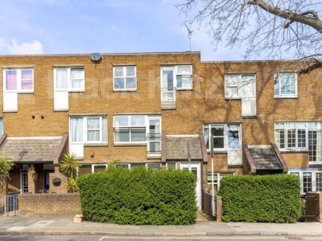 Mackenzie Road, Islington / Canonbury N7, 4 bed town house to rent, £4,550 pcm | PrimeLocation