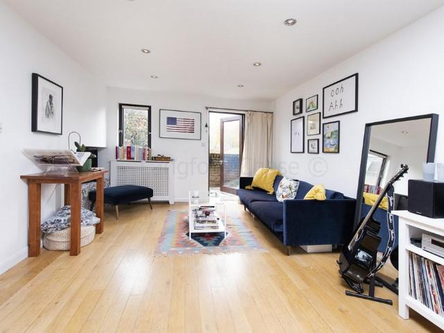 MacKenzie Road, London, N7 2 bed duplex to rent £2,700 pcm £623 pw