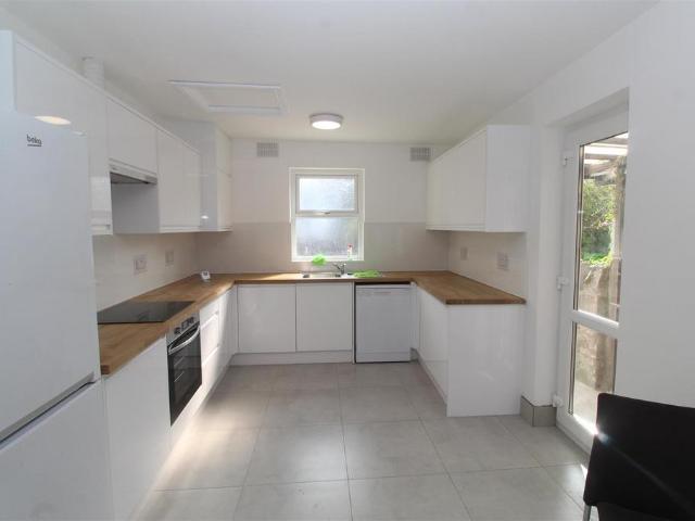 Mackintosh Place, Cardiff CF24 6 bed house to rent £3,000 pcm £692 pw