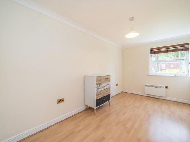 Macmillan Way, London SW17 2 bed flat to rent £2,400 pcm £554 pw