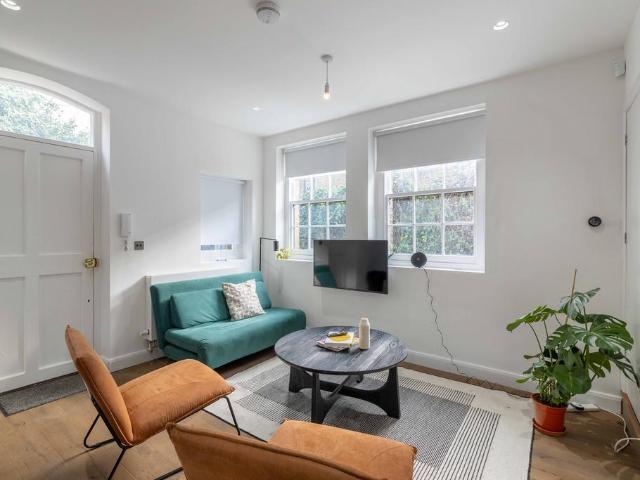 Macroom Road, London, W9 1 bed flat to rent £2,578 pcm £595 pw