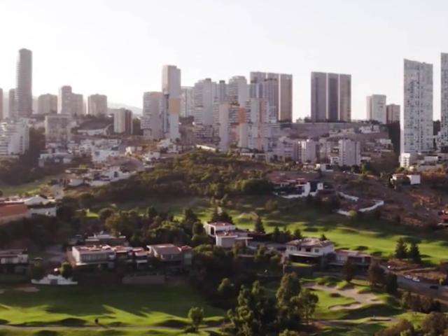 Macrolote comercial 2,326 m2 en residencial con campo de golf, venta Estado de Mexico