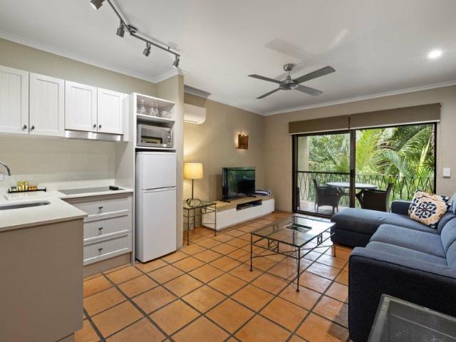 MACROSSAN STREET APARTMENT CENTRALLY LOCATED