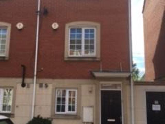 Maddison Avenue, Brierley Hill DY5 4 bed townhouse to rent £1,400 pcm £323 pw