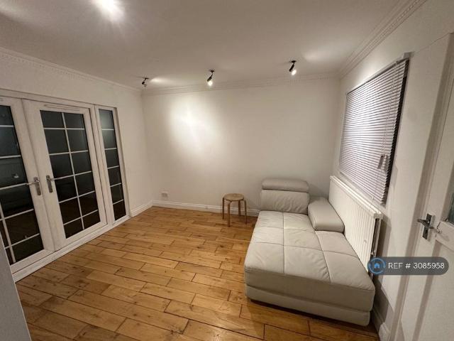 Made Feld, Stevenage, SG1 2 bed flat to rent £1,200 pcm £277 pw