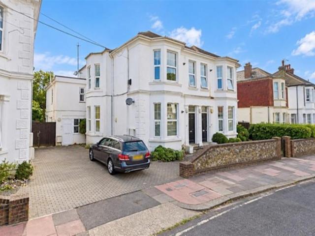 Madeira Avenue, Worthing, BN11 1 bed flat to rent £1,050 pcm £242 pw