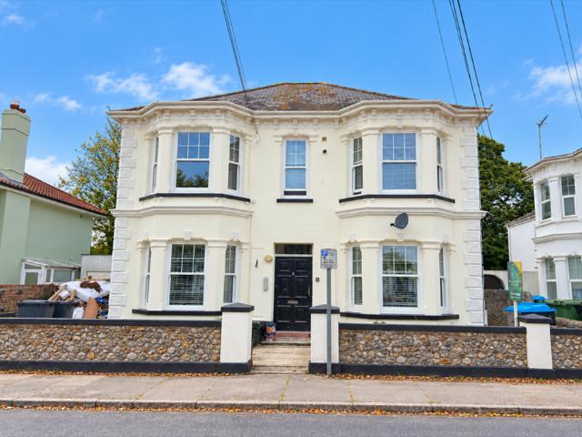 Madeira Avenue, Worthing, BN11 1 bed flat to rent £1,100 pcm £254 pw