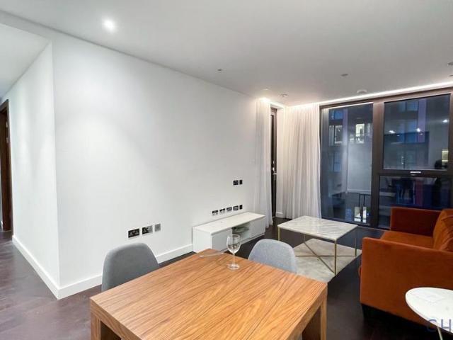 Madeira Tower, Ponton Road, SW11 2 bed flat to rent £3,922 pcm £905 pw
