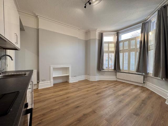 Madeley Road, Ealing, W5 Studio to rent £1,475 pcm £340 pw
