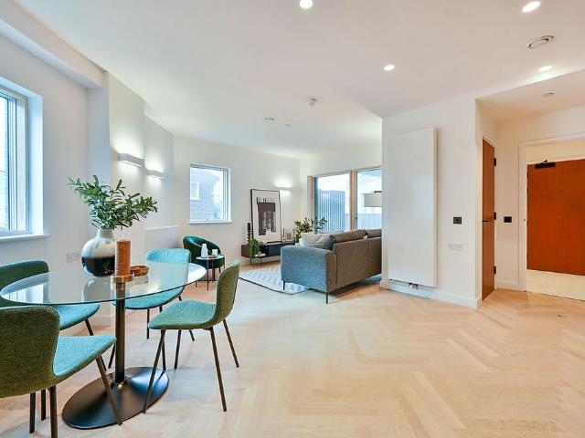 Madeleine Court, North Acton, Acton, W3 2 bed flat to rent £3,000 pcm £692 pw