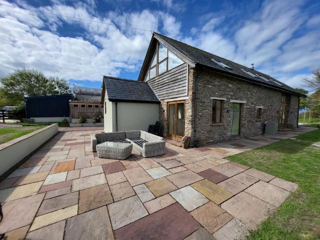 Maesbrook Barn, Cwmcarvan 5 bed detached house to rent £3,000 pcm £692 pw