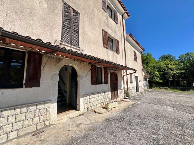 Maestoso casolare con terreno di un ettaro e mezzo a Spineto 470m² Atina