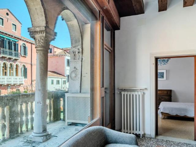 Maestoso Piano Nobile con balcone vista canale