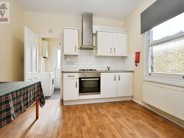 Mafeking Avenue, Brentford TW8, 3 bed flat to rent, £2,750 pcm | PrimeLocation