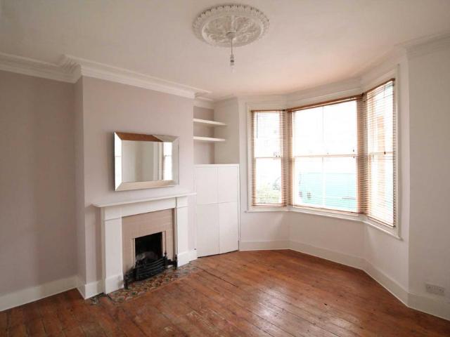 Mafeking Avenue, Brentford 1 bed flat to rent £1,600 pcm £369 pw