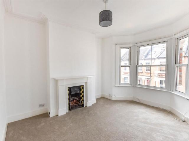 Mafeking Avenue, Brentford 1 bed flat to rent £1,700 pcm £392 pw