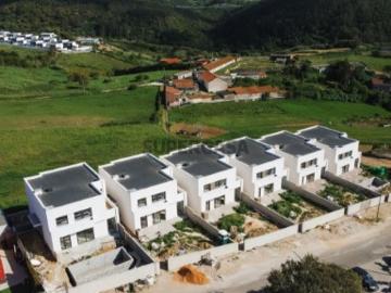 MAFRA Moradia isolada T4 com jardim e piscina