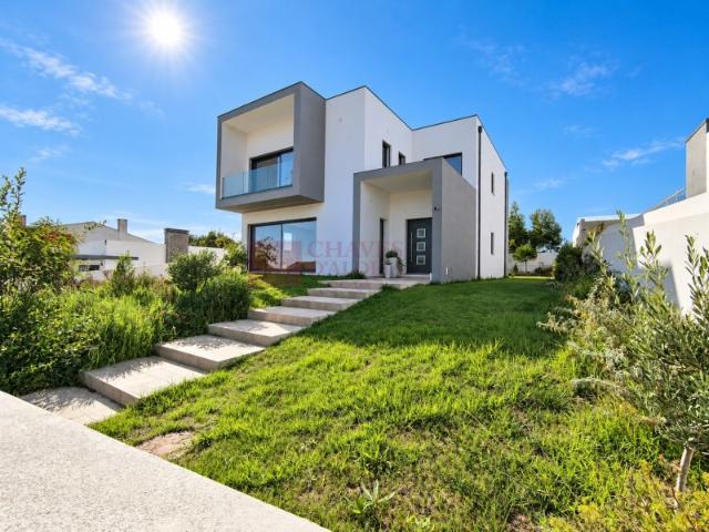 Mafra Moradia T4 com jardim Elegância, tranquilidade a poucos minutos da Ericeira