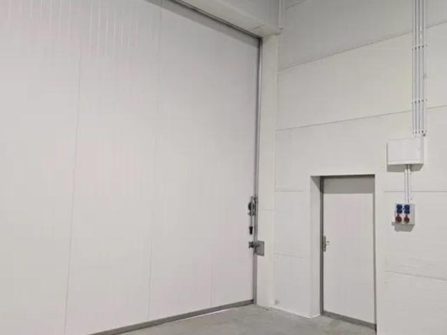 Magazyn z biurem 200 m² w Jankach – wynajem, atrakcyjna oferta