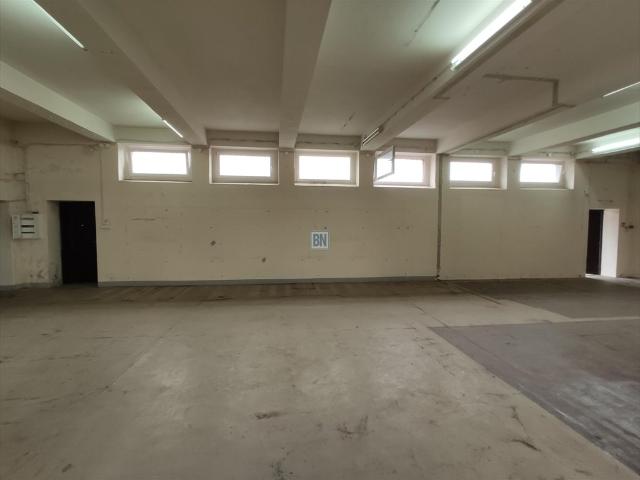 Magazyn 480 m² w Gliwicach wysokie pomieszczenia i brama