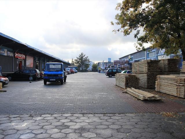 Magazyn 85 m² z bramą i parkingiem – Zawiercie