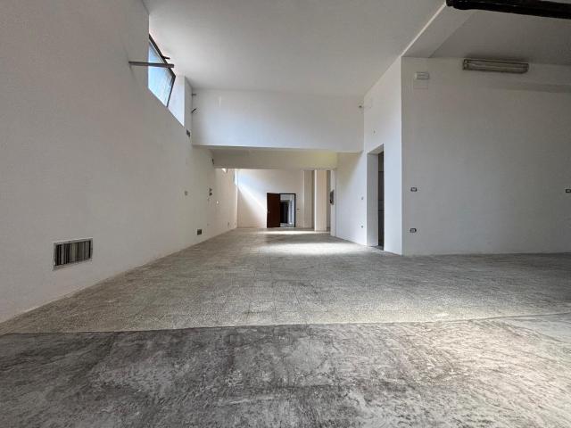 Magazzino con piazzale carrabile – Rif. S06