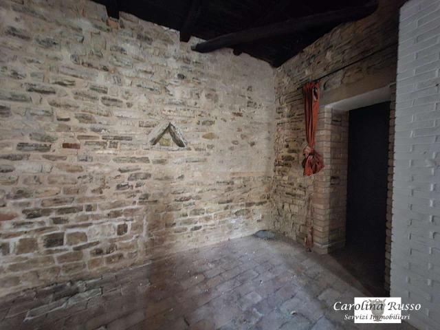 MAGAZZINO IN PIETRA IN OTTIMA POSIZIONE NEL CENTRO STORICO DI SPOLETO