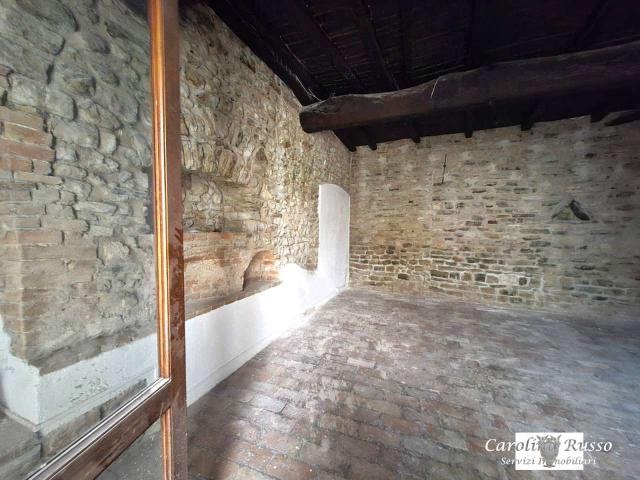 MAGAZZINO IN PIETRA IN OTTIMA POSIZIONE NEL CENTRO STORICO DI SPOLETO