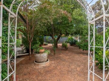 House for sale in Alice Springs County - Garden