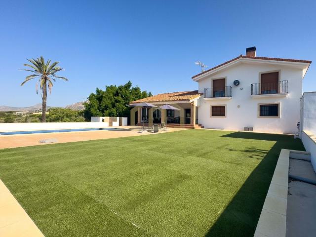 Mágica finca en las montañas de Albatera con piscina privada y genuino estilo español