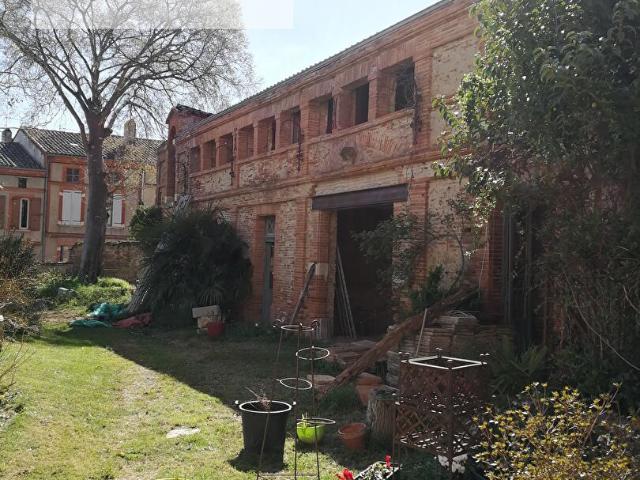MAGINFIQUE BATISSE de 800m2 à rénover avec jardin
