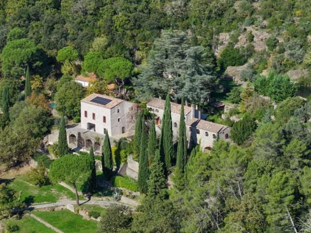 Magnaneries en pierres, rénovées, 3,6 hectares de terres