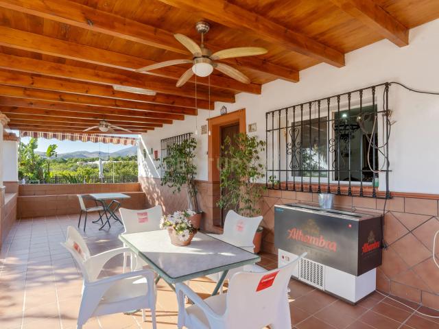 MAGNÍFICO CORTIJO CON FINCA DE AGUACATES