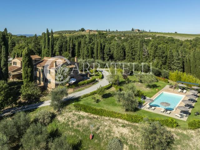 Casale ristrutturato con piscina e 60 ettari nelle Crete Sen. 900m² Asciano
