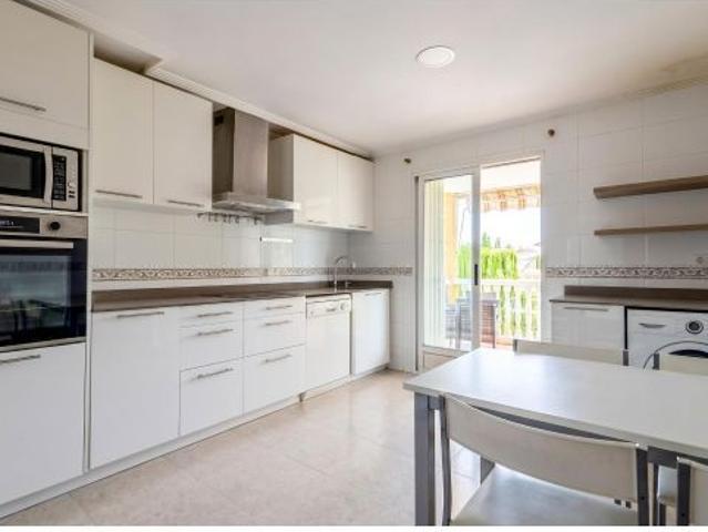 MAGNÍFICO CHALET CON PISCINA, JARDÍN Y GARAJE EN MARAVISA
