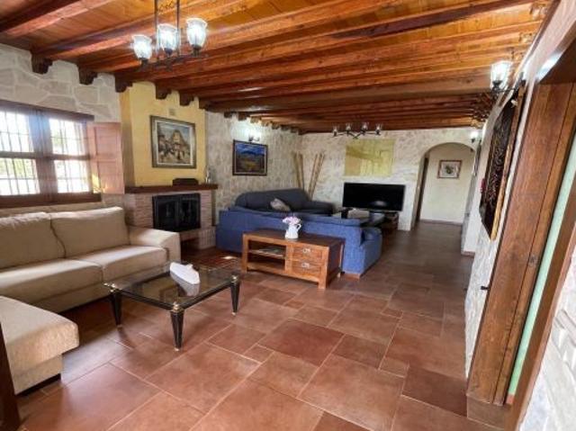 Magnífico Chalet de estilo RUSTICO y con mucho ENCANTO. Parcela privada de 10.300m2