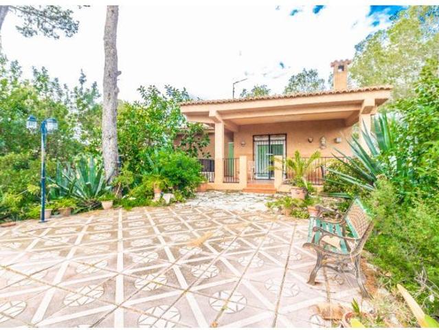 Magnífico chalet esquinero con piscina y vistas panorámicas en San Cristóbal – Alberic