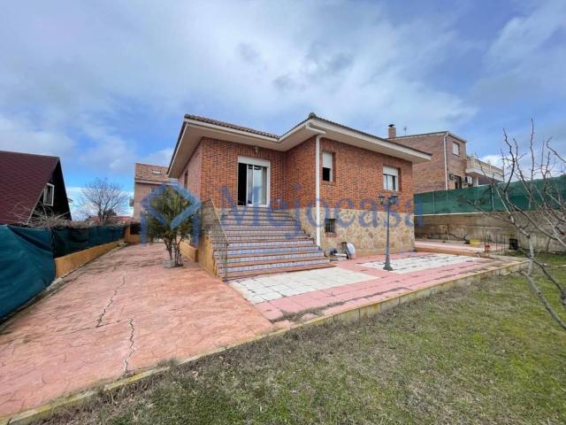 Magnífico Chalet Independiente: Tu Refugio Natural en Móstoles